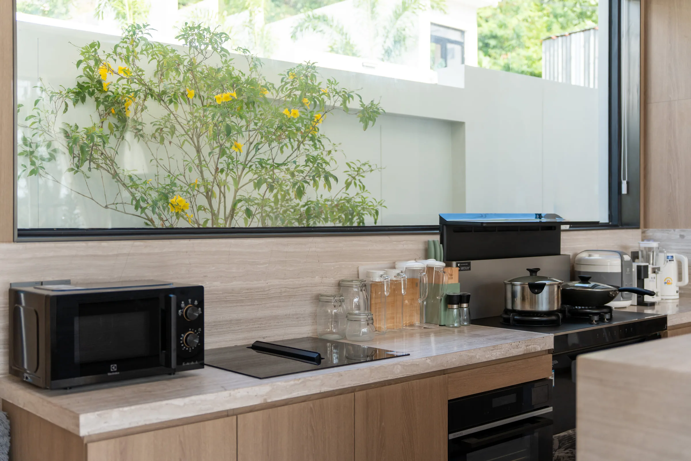 Kitchen counter with induction hob, built-in oven, microwave, kettle and coffee machine