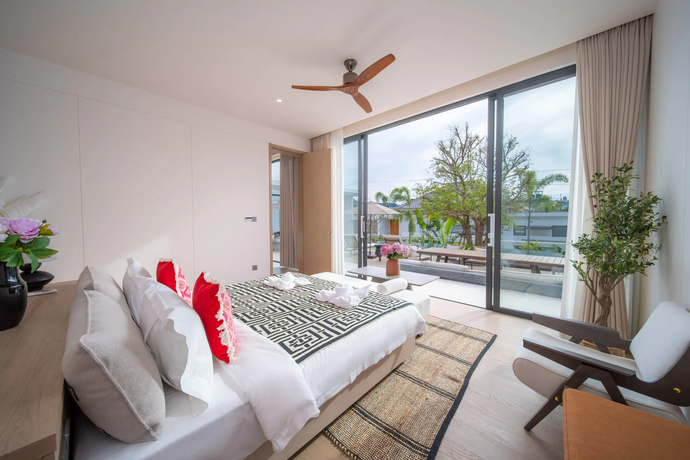 Bedroom with a double bed and sliding doors opening onto the terrace